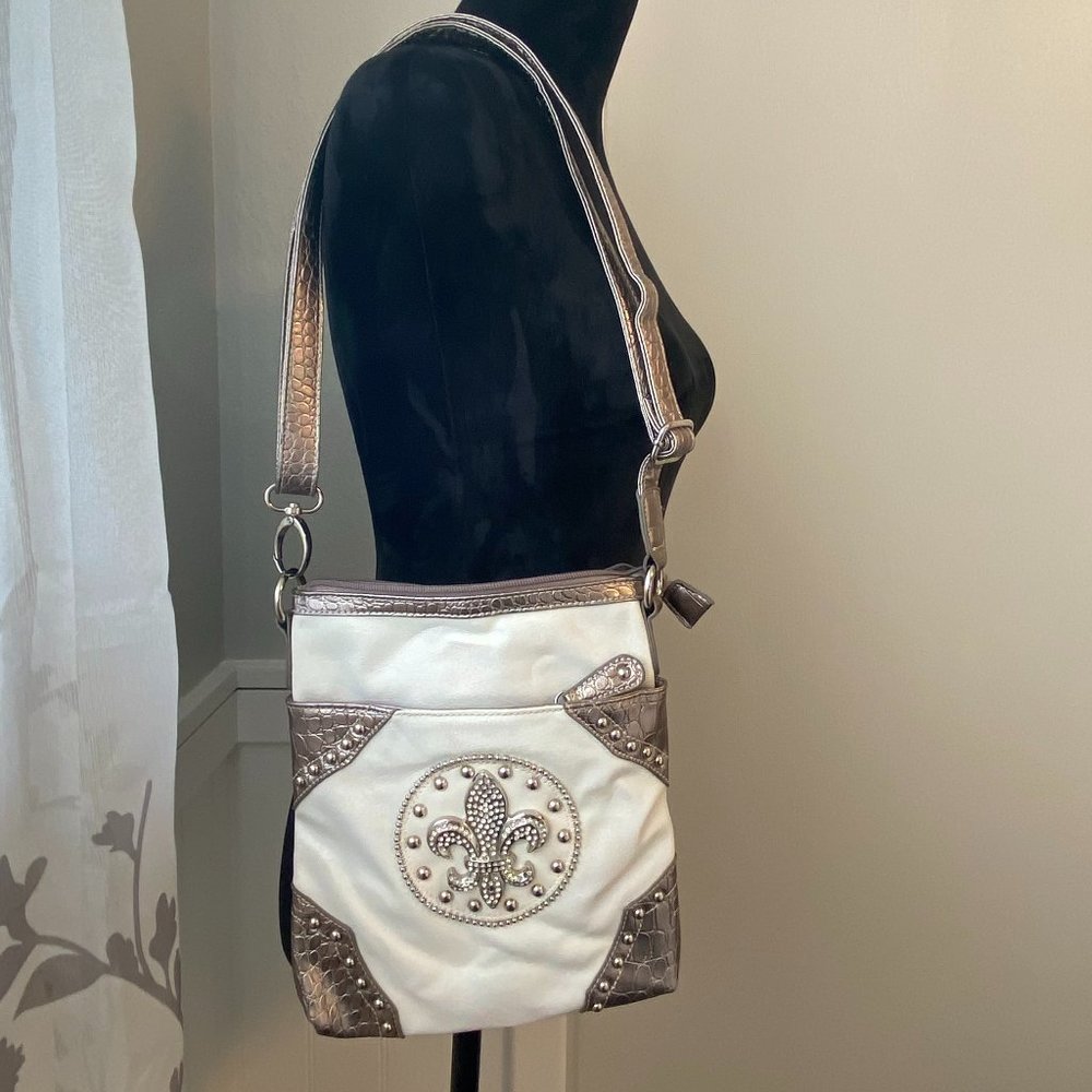 🌸Cute Embellished White & Silver Handbag🌸
